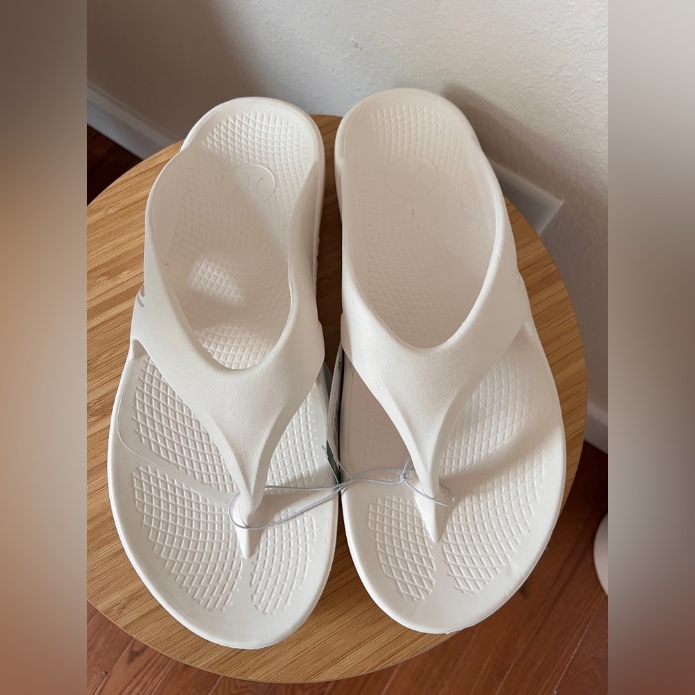 Hurley Men’s Size 12 Cream Flip Flops – Durable, Non-Slip, Impact Absorbing